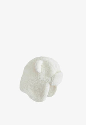 Blød hvid fleece vinterhat med øreklapper og små afrundede stofører på toppen.