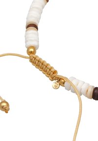 Perlenkette mit weißen und braunen Perlen, goldenen Akzenten und einem geflochtenen goldenen Schnur, mit einem geprägten 925 Silberanhänger.