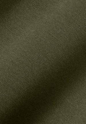 Close-up van donker olijfgroene stof met fijne diagonale geribbelde textuur en subtiele schaduwwerking.