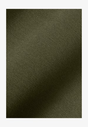 Close-up van donker olijfgroene stof met fijne diagonale geribbelde textuur en subtiele schaduwwerking.