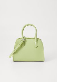 Sac à main en simili cuir vert avec une silhouette arrondie, deux poignées courtes et une bandoulière réglable. Texture lisse avec des accents minimaux.
