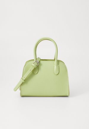 Bolso de mano de piel sintética verde con una silueta redondeada, dos asas cortas y una correa de hombro ajustable. Textura suave con acentos mínimos.