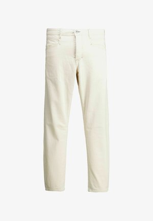 Béžové rifle s rovnými nohavicami, predným zapínaním na gombíky a zips, pútkami na opasok a vreckami na jednoliatom bielom pozadí.