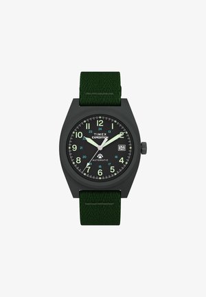 Timex Expedition sat s crnim brojčanikom, zelenim luminiscentnim kazaljkama, prozorom za datum na 3 sata i tamnozelenim tkanim remenom.