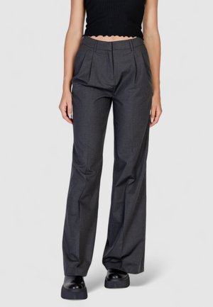 Pantaloni grigi su misura con vita alta, dettagli delle pieghe, tasche laterali e design a gamba dritta. Realizzati in tessuto testurizzato.