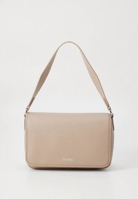 Bolso de mano de cuero beige con forma rectangular, una única correa para el hombro y un logo sutil en relieve en el frente. Textura suave.