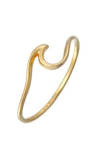 Guldbelagt åbent bangle-armbånd med et bølget design, glat overflade og poleret finish. Bemærkelsesværdig kurvet form med et minimalistisk æstetik.