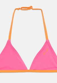 Top de bikini triangular cor-de-rosa com alças laranja, apresentando um tecido suave e um pequeno logótipo bordado em amarelo. As bordas são acabadas com costuras em contraste.