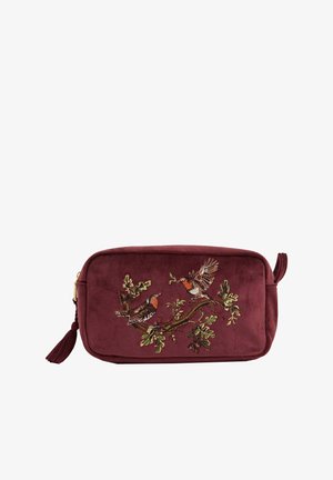 Bolso de mano bordado en terciopelo burdeos profundo. Presenta un intrincado diseño de pájaros y ramas con acentos verdes y un tirador de cremallera con borlas.