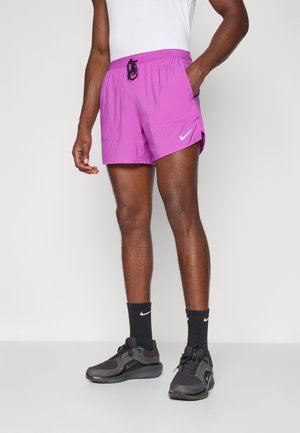 Pantaloni da corsa Nike da uomo in un vivace colore viola, con una vita elastica, cordoncino, due tasche laterali e un accento del logo bianco.