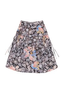 Falda con estampado floral sobre un fondo oscuro, que presenta tonos rosa, azul y verde en tonos pastel. Cintura elástica con lazos ajustables y dobladillo acampanado.