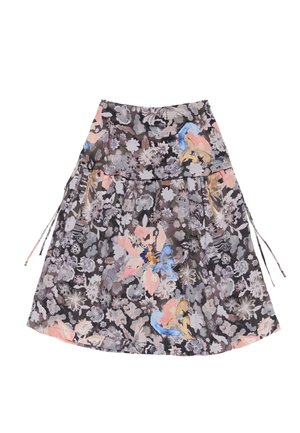 Falda con estampado floral sobre un fondo oscuro, que presenta tonos rosa, azul y verde en tonos pastel. Cintura elástica con lazos ajustables y dobladillo acampanado.