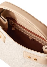 Borsa a tracolla color beige chiaro con esterno testurizzato, dettagli in metallo dorato e un interno foderato in tessuto dotato di tasca con zip.