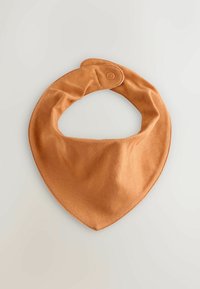 Fular din țesătură portocalie, cu un stil de bandană, având o textură moale, formă triangulară și închidere cu capsa.