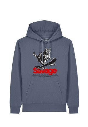 Blauer Hoodie mit Fronttasche, auf der eine schwarz-weiße Katze auf einem Skateboard über rotem Text "Savage" und kleinerem schwarzen Text darunter springt.
