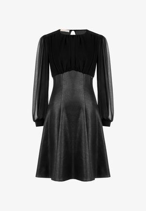 Schwarzes Kleid mit langen transparenten Ärmeln, Rundhalsausschnitt und Schlüsselloch-Rücken. Das taillierte Oberteil geht in einen schwingenden, glatten Rock über.