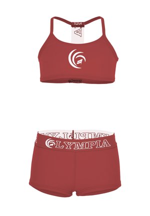 Top court rouge de sport avec un logo et un short rouge assorti avec une ceinture blanche "OLYMPIA". Fabriqué en matériau extensible et lisse.