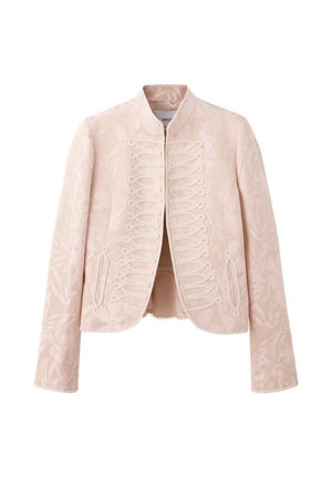 Chaqueta corta de color rosa claro con patrón floral y lazos trenzados decorativos en el frente, mangas largas y cuello subido.