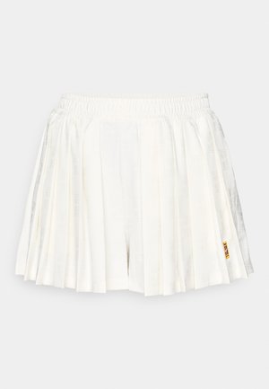 Balta krokota svārki ar elastīgu vidukļa joslu, ar smalku teksturētu rakstu un mazu logotipa akcentu apakšmalā.