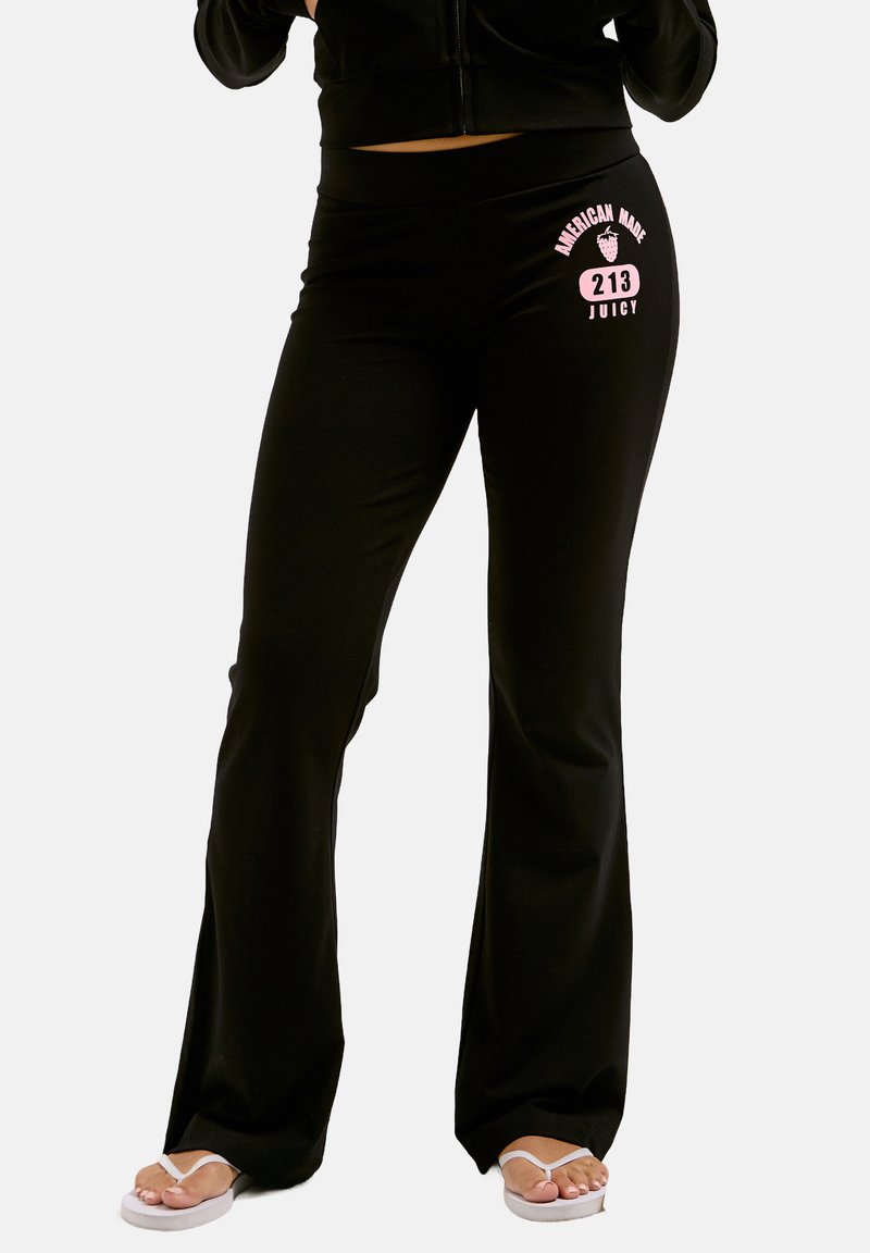 Zwarte uitlopende joggingbroek met een roze grafische print en de tekst "American Made 213 Juicy." Gemaakt van zachte, rekbare stof.