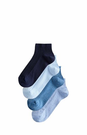 Sada čtyř kotníkových ponožek v námořnické modři, světle modré, džínově modré a šedé barvě, překrývající se a zobrazené na bílém pozadí.