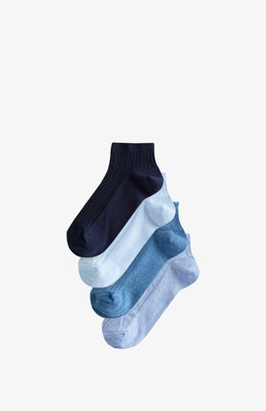 Négy darab boka zokni készlet tengerészkék, világoskék, farmerkék és szürke színekben, egymáson átfedésben, fehér háttéren bemutatva.