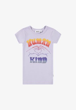T-shirt en coton lavande à manches courtes avec un graphique de mains formant un cœur et le texte "HUMAN KIND" en couleurs dégradées.