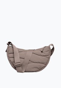 Borsa a spalla trapuntata in taupe chiaro, con una forma curva, tracolla regolabile e tasca con zip discreta per una conservazione sicura.