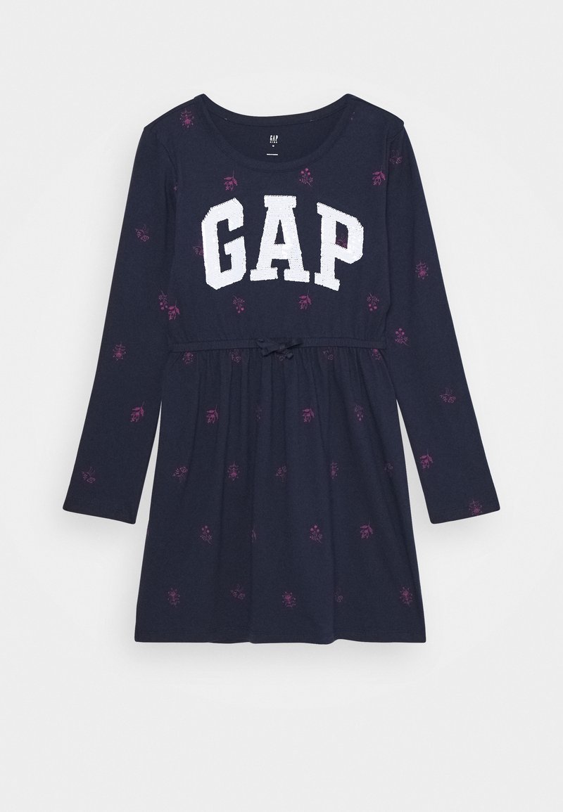 Robe bleu marine à manches longues avec de petits imprimés floraux roses et "GAP" imprimé en grandes lettres blanches sur la poitrine.