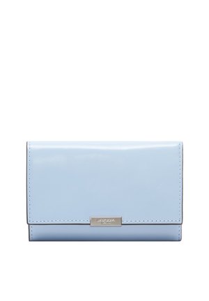 Jasnoniebieski prostokątny skórzany portfel z klapką i małą srebrną metalową plakietką z logo na środku przodu.