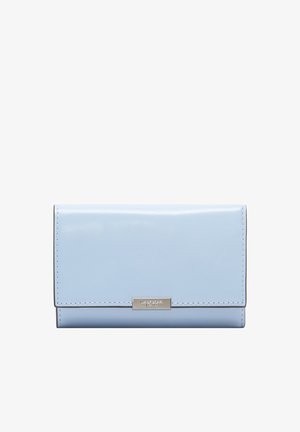 Portafoglio rettangolare in pelle azzurro chiaro con patta e una piccola targhetta del marchio in metallo argentato al centro frontale.
