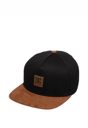 Czarna czapka snapback z brązowym zamszowym płaskim daszkiem i górnym guzikiem, z brązową kwadratową naszywką z logo na przednim panelu.