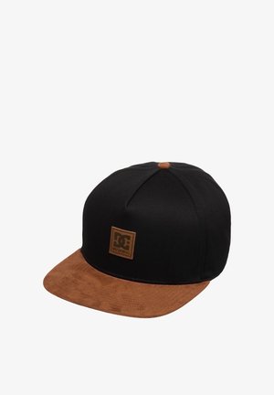 Czarna czapka snapback z brązowym zamszowym płaskim daszkiem i górnym guzikiem, z brązową kwadratową naszywką z logo na przednim panelu.