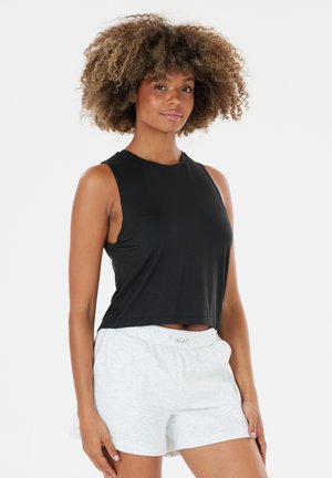 Débardeur noir sans manches avec une coupe décontractée et un col rond, assorti de shorts gris clair avec cordon de serrage en coton doux.