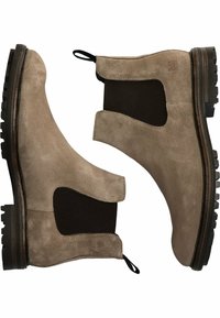 Suede botki typu Chelsea w jasnym taupe z ciemnymi elastycznymi panelami po bokach, zaokrąglonymi noskami, pętlami do ciągnięcia i teksturowanymi gumowymi podeszwami.