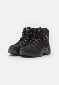 Czarne buty trekkingowe z teksturowanej skóry i siateczki, z czerwono-czarnymi sznurowadłami, wzmocnionym przodem oraz wytrzymałą podeszwą dla lepszej przyczepności.