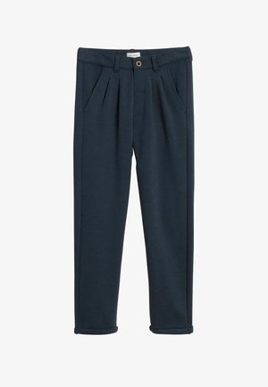 Donkerblauwe, op maat gemaakte broek met voorplooien, zijzakken, knoopsluiting, riemlussen en omslagzomen.