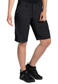 Pantalones cortos de ciclismo negros con un diseño aerodinámico, confeccionados en tejido ligero; cuentan con un cierre de botón y un logo en el lateral.