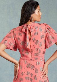 Love & Roses REGULAR FIT różowy