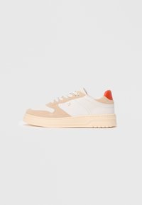 Wybrany, classic beige