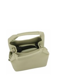 Bolso de piel beige claro con un diseño estructurado. Presenta un compartimento central, dos bolsillos con cremallera y un asa en la parte superior. Textura suave.