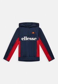 Marineblaue und rote Kapuzenjacke mit halbem Reißverschluss vorne, "ellesse"-Logo auf der Brust und längerem, elastischem Saum am unteren Ende.
