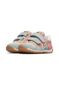 Sneakers in velluto con una combinazione di rosa, blu e beige, caratterizzati da una suola in gomma testurizzata e un accento di logo bianco sul lato.
