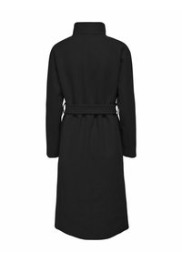 Long manteau noir avec un col haut, taille ceinturée et silhouette droite. Le tissu paraît lisse et légèrement texturé. Pas de motifs visibles.