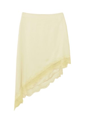 Bledo rumena asimetrična krilo z čipkastim trakom vzdolž poševnega roba na belem ozadju.