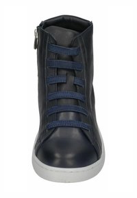 Navy Leder High-Top Sneaker mit dunkelblauen Schnürsenkeln, weißer Gummisohle und Reißverschlussdetails an der Seite. Glatte Textur und stromlinienförmiges Design.