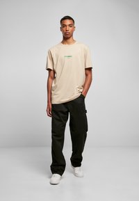 Cayler & Sons T-shirts med print - sand