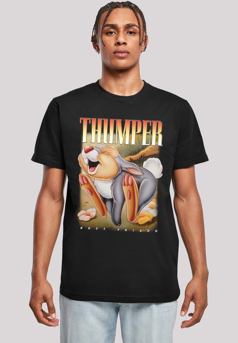 Svart t-skjorte med en fargerik tegneseriekaninillustrasjon med teksten "THUMPER" over og "BEST FRIEND" under, på en naturskjønn bakgrunn.