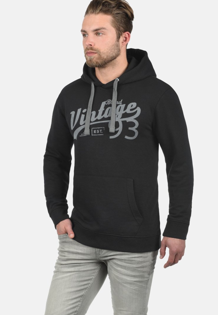 Sudadera con capucha negra, con un bolsillo frontal y un estampado gráfico vintage en gris. Tejido suave, corte holgado y puños y dobladillo acanalados.