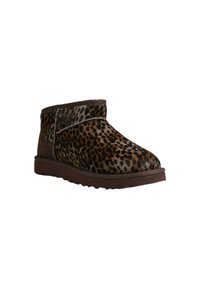 Ankelstøvler med leopardmønster laget av teksturert semsket skinn, med en brun gummisåle og kontrasterende sømmer langs leddene.
